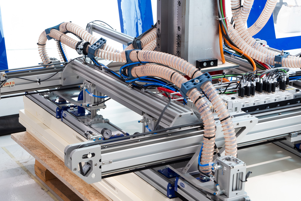 De deuren worden geschuurd, geverfd, gedroogd, gelabeld en gesorteerd in de machine.